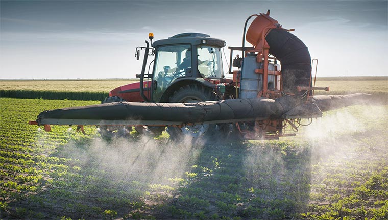 Traktor versprüht Pestizide