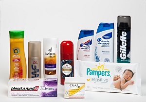 Diese Kosmetikprodukte enthalten Palmöl. © Fred Dott/Greenpeace