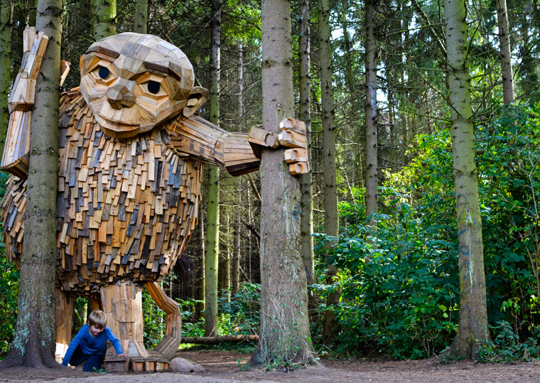 Sechs Giganten aus Abfallholz zieren Dänemarks Wälder