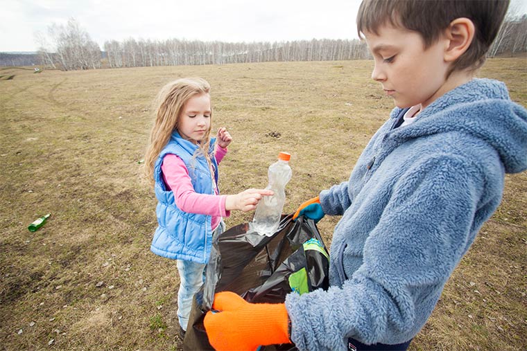 Kinder am Müll sammeln