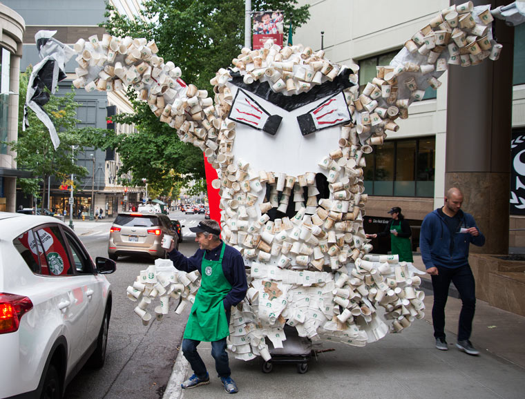 Monster fordert recycelbare Becher von Starbucks