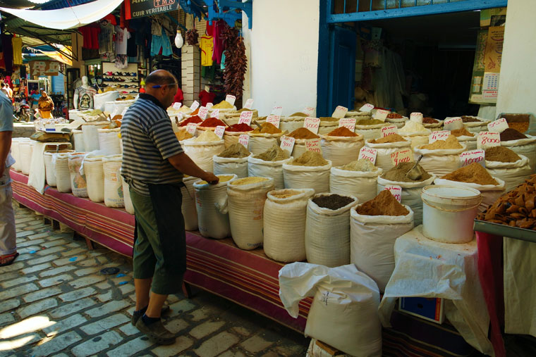 Supermärkte Tunesiens verbannen die Einwegplastiktüten