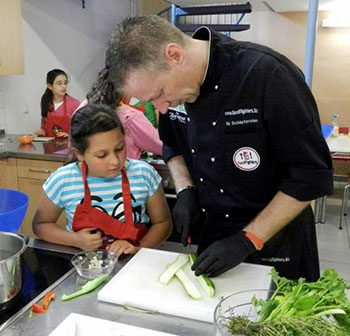 Schritt für Schritt zeigt Michael Schieferstein den Kids, wie man leckere Gerichte zubereitet © foodfighters.biz 
