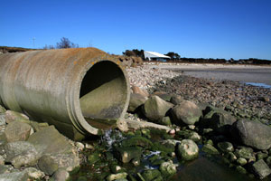 Unbehandeltes Abwasser, dass direkt ins Meer gelangt, trägt stark zur Verschmutzung der Gewässer bei.
