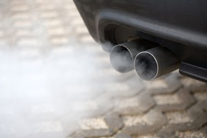 Autos haben teil am Klimawandel, denn sie stoßen viel CO2 aus.