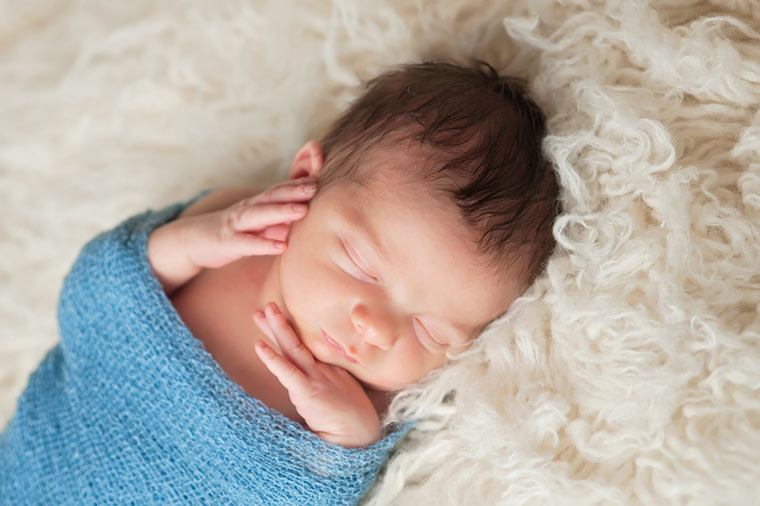 Pucken ist eine Methode, die dem Baby beim Einschlafen helfen kann