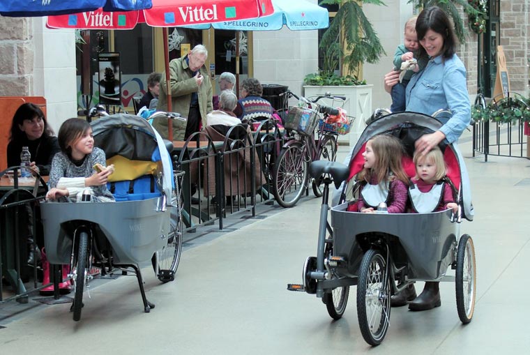 Wenn mal wieder ein Einkauf oder Stadtausflug mit den Kids ansteht, kommt unweigerlich die Frage auf: Kinderwagen oder Fahrrad?