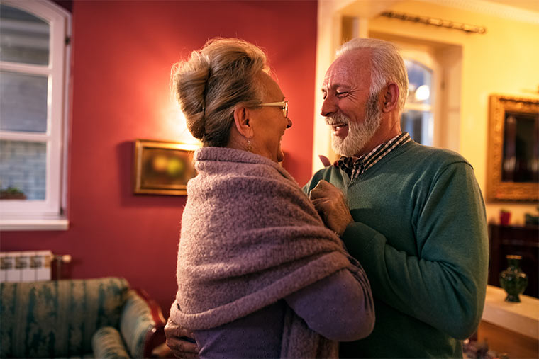 Seniorenpaar in gemütlichem Zuhause