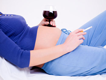 Wein und Zigaretten sind während der Schwangerschaft keine gute Idee! ©iStockphotos