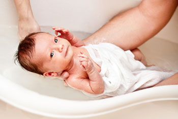 Ein Neugeborenes muss nur alle 1-3 Tage gebadet werden ©iStockphoto