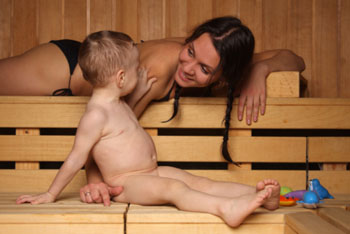 Mit dem Kind in der Sauna? Grundsätzlich kein Problem! ©Hemera