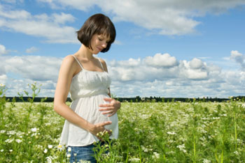 Auch während der Schwangerschaft: Spaziergänge im Freien ©iStockphotos