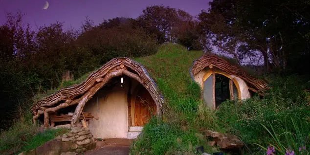 Leben wie die Hobbits ist Realität: Natürlich bauen in Wales
