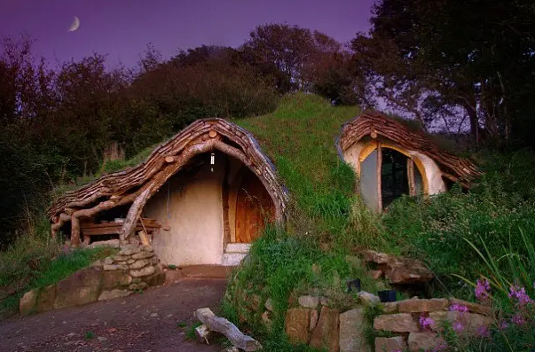 Natürlich bauen und in einem Hobbit-Haus wie bei Herr der Ringe leben.