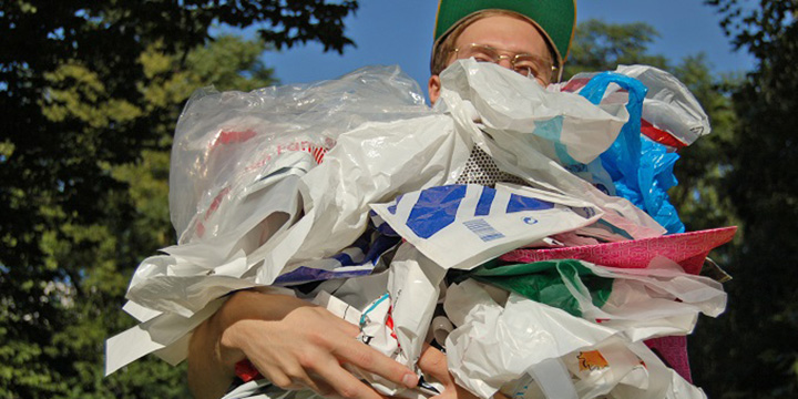 Tütentauschtage in Berlin: Plastiktüten gegen Mehrwegtaschen für die Umwelt tauschen
