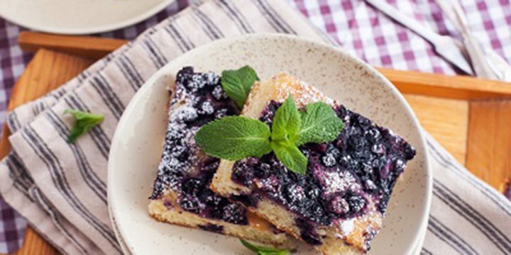 Leckerer Blechkuchen für den Sommer: Heidelbeer-Crème fraîche-Schnitten