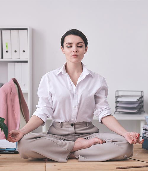 Geschäftsfrau meditiert