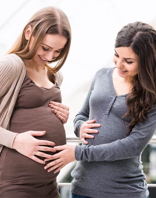 Zwei schwangere Frauen